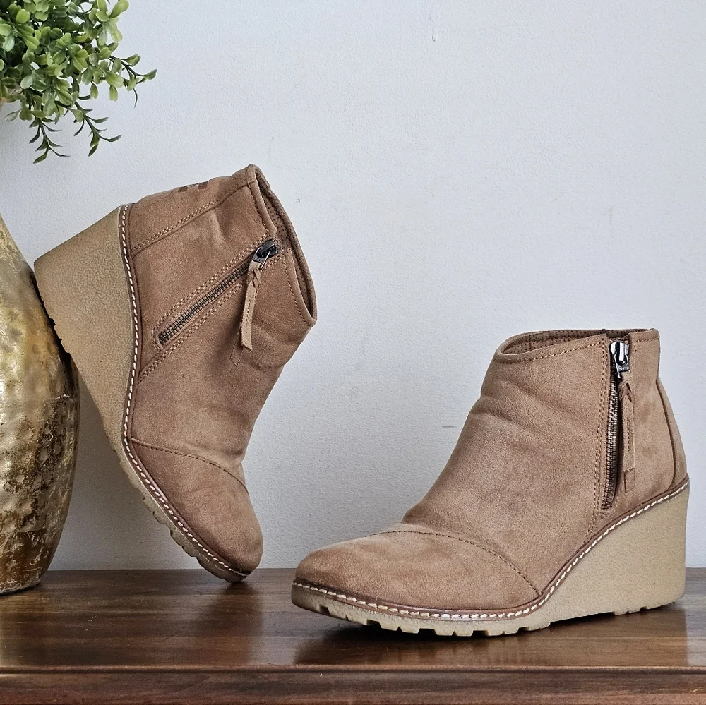 TOMS Avery Wedge Booties Toffee Brown Side Zip Comfort Shoes US 9